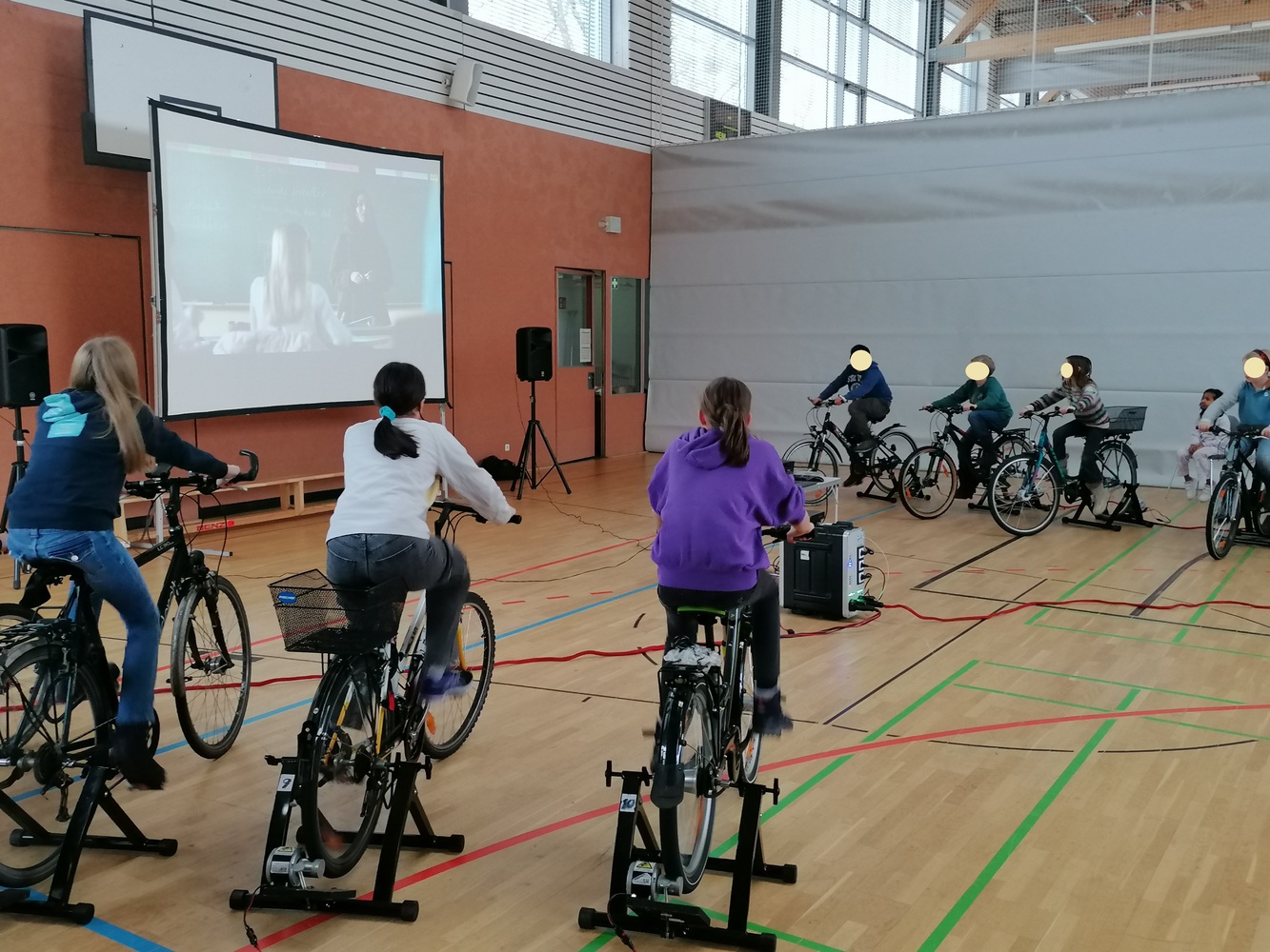 FahrradkinomitLeinwandundRaedernunkenntlich