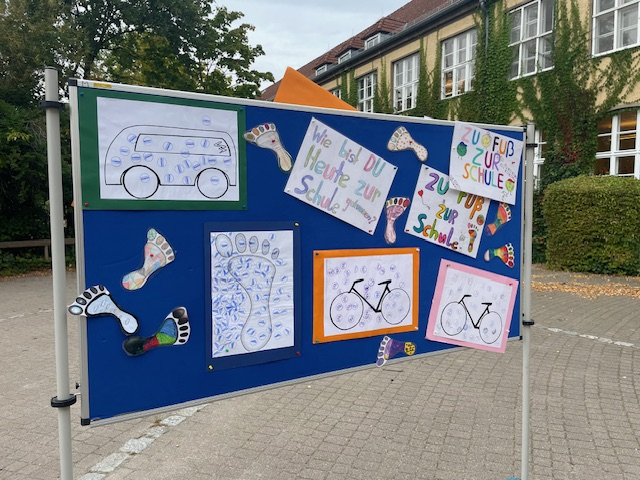 Stellwand mit Plakaten Ergebnisse zu Fuß zur Schule